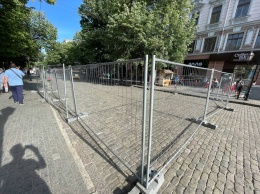 На Дерибасовской ставят забор - там на выходных пройдет полумарафон