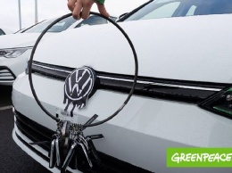 Активисты Greenpeace ворвались на завод и украли ключи от новых Volkswagen