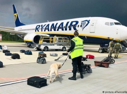 Бомба на борту и посадка Ryanair в Минске: в чем нестыковка версий госСМИ