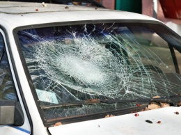 В спальном районе Киева неизвестный разбил девять припаркованных машин