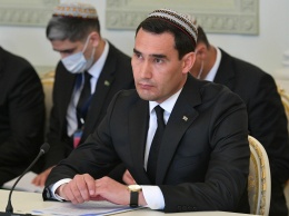 В Туркмении чиновников обязали обрить головы в память об отце президента