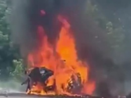 Под Харьковом автомобиль загорелся от удара с рекламным столбом: водитель погиб на месте (видео)