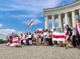 Европа вывешивает бело-красно-белые флаги: как страны поддерживают Беларусь