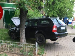 Авто зависло на заборе: в Киеве случилась серьезная авария (фото, видео)