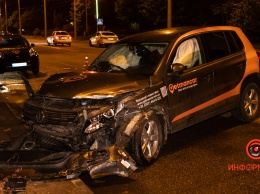 В Днепре на Малиновского Volkswagen врезался в Ford: пострадали двое человек