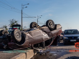 В Днепре на Слобожанском проспекте Opel врезался в разделитель и перевернулся: пострадал водитель
