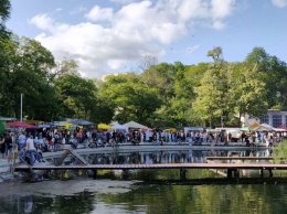 В одесском парке проходит фестиваль пива: у пруда столпились тысячи людей