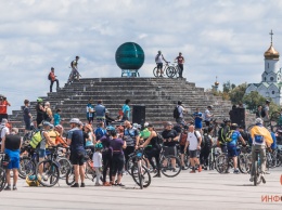 В Днепре больше сотни велосипедистов проехались колонной по Сичеславской Набережной