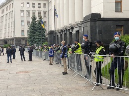Сторонники Стерненко пришли под Офис президента. Обновляется