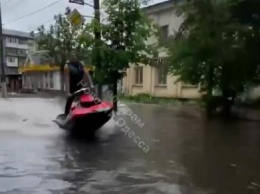 Житомир затопило после ливня: люди ездят на гидроциклах и плавают на матрасах (ВИДЕО)