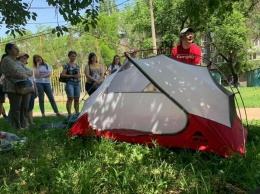 Путешественник из Ивано-Франковска развернул палатку в центре Мариуполя, - ФОТО