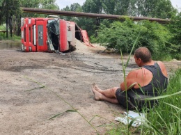 В Кривом Роге нетрезвый водитель опрокинул фуру с песком