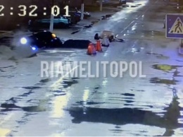 В Мелитополе легковушка провалилась под землю (ВИДЕО)