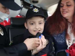 Видеофакт: в Харькове патрульные осуществили мечту тяжелобольного мальчика