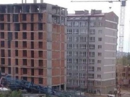 В Черновцах в результате падения строительного крана пострадал работник
