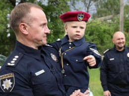 На Киевщине в ряды полиции приняли двухлетнего малыша, которого спасли более месяца назад