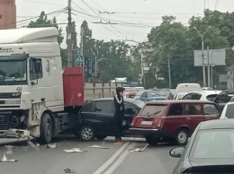 Водитель сбежал с места ДТП: в Полтаве столкнулись грузовик и две легковушки