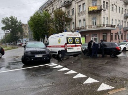 Один из водителей в больнице: в центре Днепра столкнулись два авто