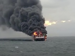 Возле Шри-Ланки потушили корабль, горевший 13 дней