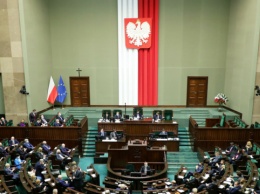 Политсила Качиньского уверенно удерживает лидерство в Польше