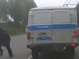 В России задержанный сбежал из полицейского автомобиля, застрявшего в пробке: курьезное видео стало вирусным в сети