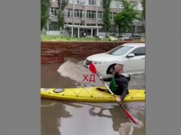 По затопленным улицам Днепра плавают на лодках