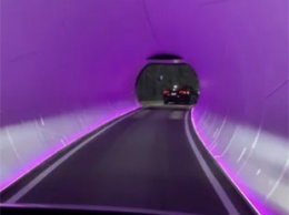 Автомобили Tesla протестовали неоновые подземные туннели Илона Маска под Лас-Вегасом