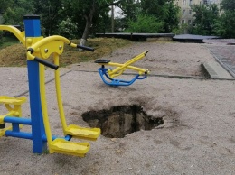 В Никополе на улице Шевченко под землю уходит спортивная площадка