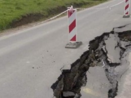 Дожди смыли отремонтированную в прошлом году горную дорогу на Львовщине (ФОТО)