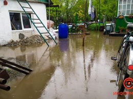 В Днепре речка Гнилокиш вышла из берегов и затопила дома: спасатели откачивают воду