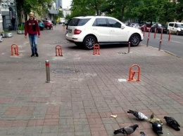 Парковочный бизнес: неизвестные в центре Киева срывают антипарковочные столбики