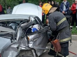 На Салтовке столкнулись Mercedes и Chevrolet. Водителя вырезали из авто, остановились троллейбусы