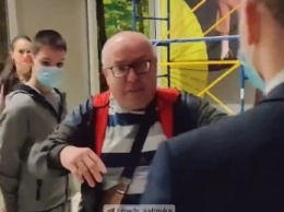 В харьковском аэропорту пьяный пассажир напал на персонал (видео)