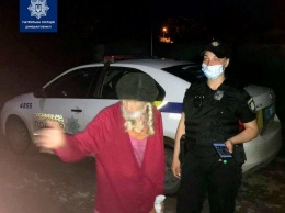 Потерялась. В Мариуполе полицейские помогли 90-летней пенсионерке вернуться домой, - ФОТО