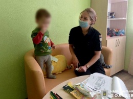 В Мариуполе 2-летний ребенок едва не попал под машину, - ФОТО