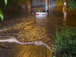 В Мариуполе "утопают" авто: город уходит под воду (видео)