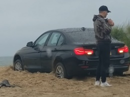 BMW «выгнала» водителя и попыталась вырыть себе яму на пляже (видео)