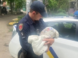Падала и ругалась: в Одессе задержали пьяную мать с двухмесячным младенцем