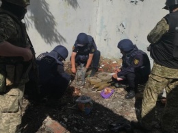 В разрушенном здании в Донецкой области обнаружили схрон с боеприпасами и взрывчаткой