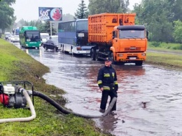 Три дня дождей: в Днепре спасатели продолжают ликвидировать последствия непогоды