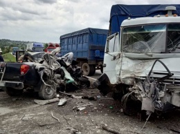 На трассе Знаменка-Изварино столкнулись Mitsubishi и КАМАЗ: водитель погиб