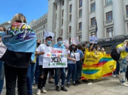 На Банковой митинговали представители ЛГБТ+ и их противники