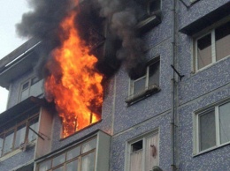 Ночной пожар в херсонской многоэтажке тушили 3 пожарных машины и 8 спасателей