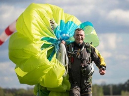 Мэр Киева Кличко прыгнул с парашютом, - ФОТО