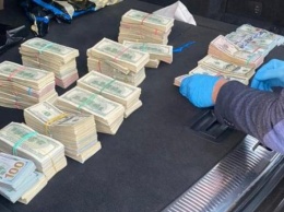 Основная сумма из $700 тысяч, которую обнаружили у таможенника с пп "Ягодин" могла предназначаться топ-чиновнику - СМИ