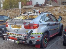 Владелец этого BMW X6 решил очень странно украсить свое авто