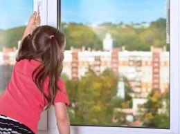 В Днепре 5-летняя девочка выпала из окна шестого этажа