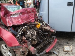 Пьяный водитель влетел в автобус в Приморске: есть пострадавшие