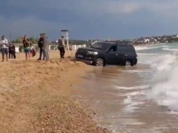 В Крыму внедорожник застрял на пляже (видео)