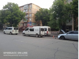 В Кривом Роге "паровозиком" столкнулись два микроавтобуса и легковой автомобиль